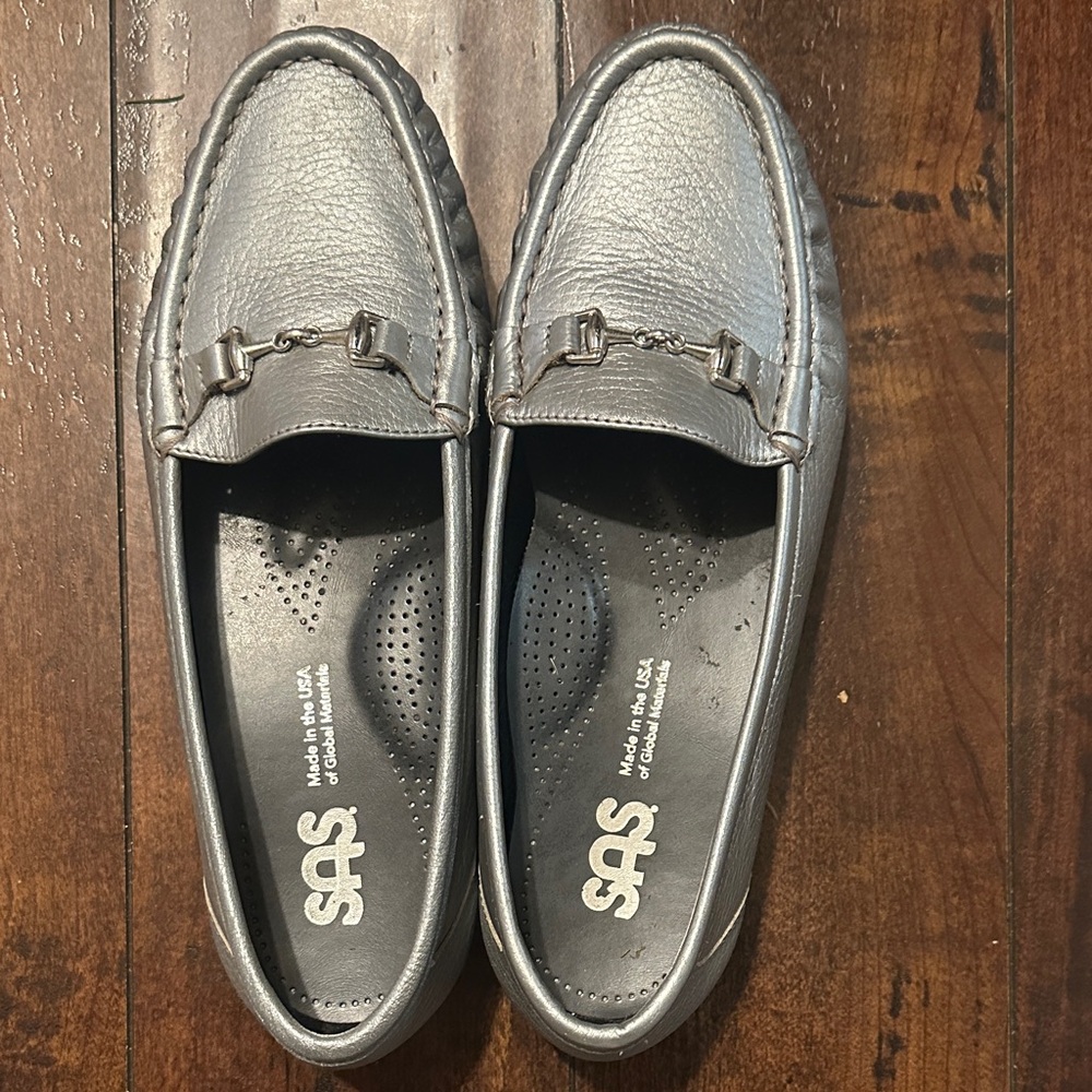 SAS women’s Metallic Silver Loafers-made in USA 🇺🇸